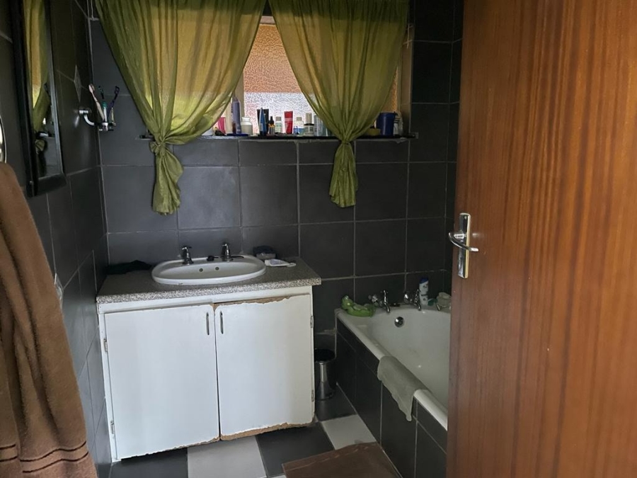 5 Bedroom Property for Sale in Oos Einde North West